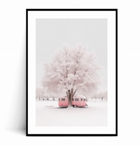 Plakat ZIMOWY RÓŻOWY BUS POD DRZEWEM