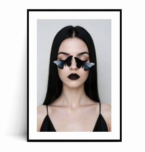 Plakat KOBIETA Z MOTYLAMI 