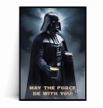 Plakat przedstawiający Dartha Vadera w pełnej zbroi, trzymającego dwie filiżanki kawy. W tle widoczne są błyskawice i mroczne opary. Poniżej napis "MAY THE FORCE of coffee BE WITH YOU!" w białej i czerwonej czcionce.