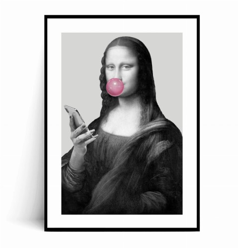 Plakat MONA LISA ZE SMARTFONEM Bubble Gum z marginesem Czarno-biały plakat przedstawiający portret Mony Lisy, która trzyma w ręku smartfon i dmucha dużą, jaskraworóżową bańkę z gumy balonowej.