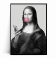 Plakat MONA LISA ZE SMARTFONEM Bubble Gum Czarno-biały plakat przedstawiający portret Mony Lisy, która trzyma w ręku smartfon i dmucha dużą, jaskraworóżową bańkę z gumy balonowej.